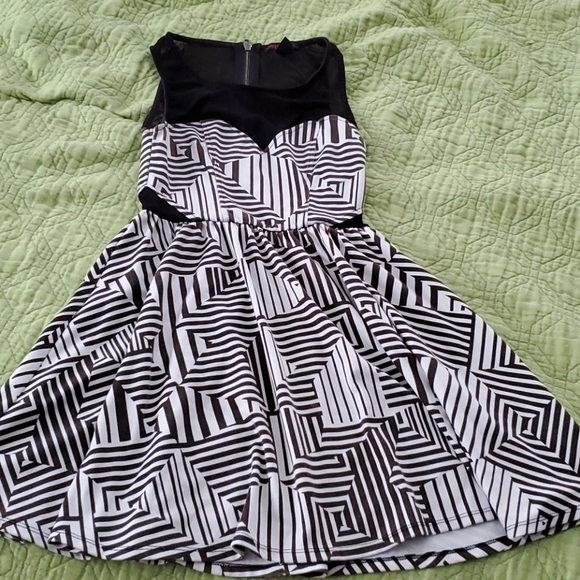 Sleevless dress - Picture 1 of 1